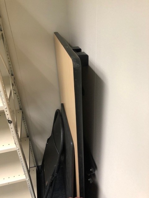Folding table