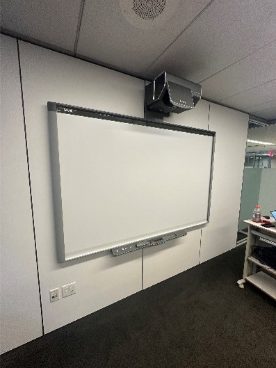 #55 - smart projector and white board bundle / Smart Board 800 78 x 51 x4