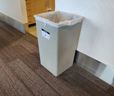 Plastic garbage bin