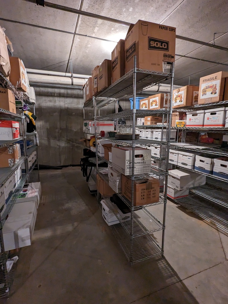 HR contents on wire rack (decorations)***