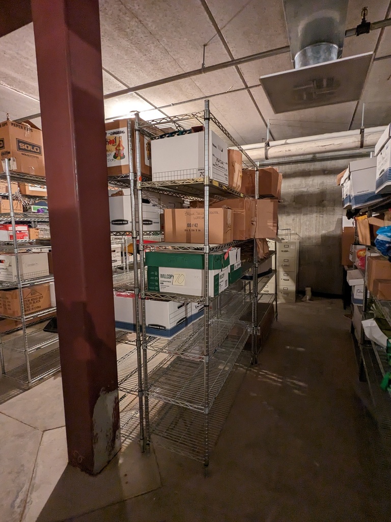 HR contents on wire rack (decorations)***