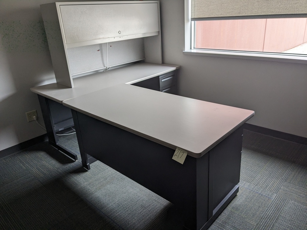 L-shape private office w/ overhead hutch, ff, bbf, bf