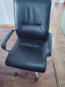 BLACK LEATHER ARM CHAIR WITH WHEEL