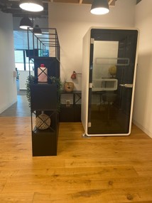 Cabin with stool / Cabina con taburete