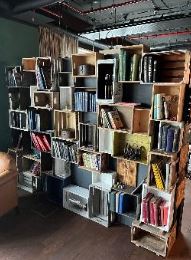 Wooden wall and shelf | Dřevěná stěna a police