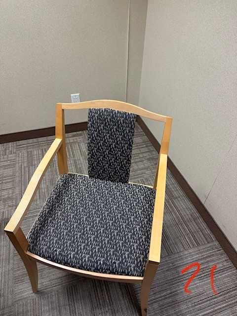 Chaise de conférence en bois