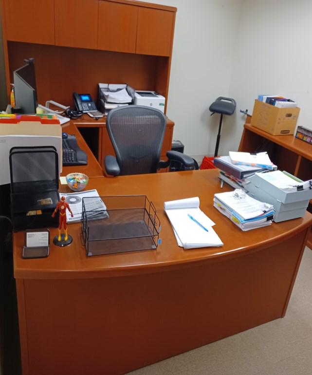 Rh U-Desk W/Hutch