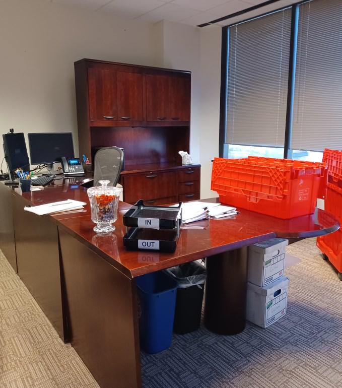 Rh P/U-Desk W/Hutch 6’ X 11’ X 9’