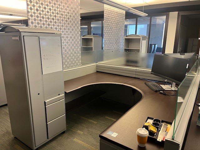 Workstations with glass and one fixed ped each