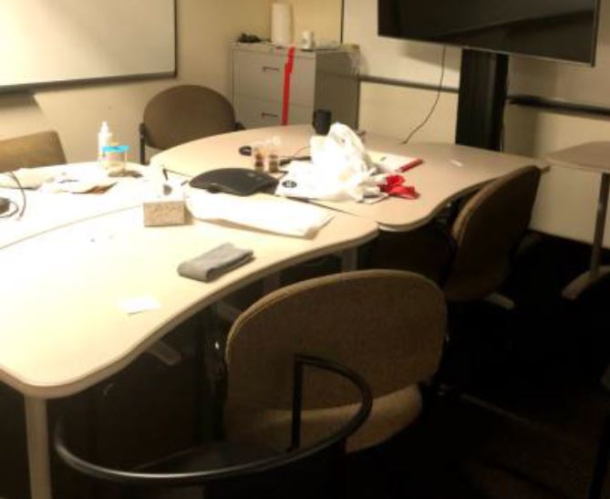 Kidney Shaped Tables (48x24)