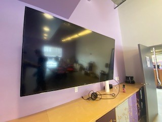 Samsung TV, wall-mounted