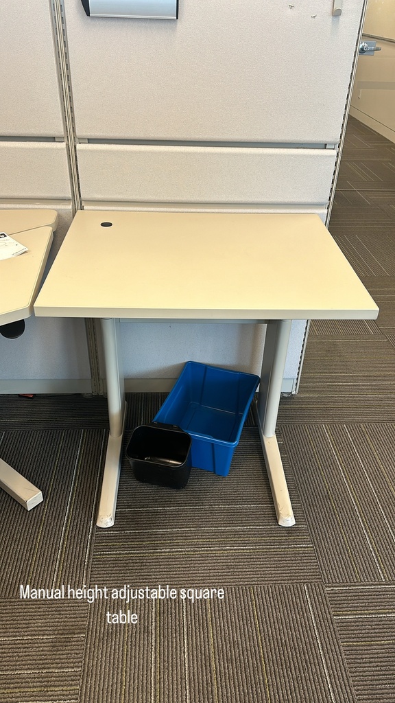 Manual height-adjustable square table