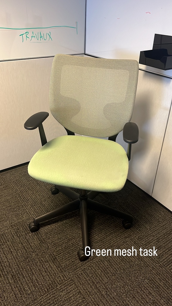 Chaise de travail en maille verte