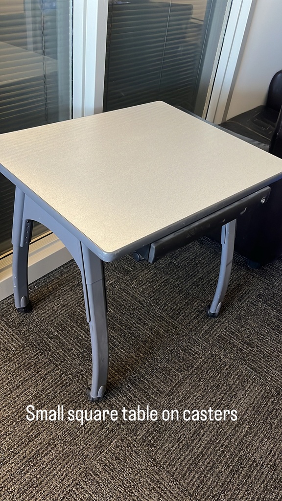 Petite Table Carrée sur Roulettes