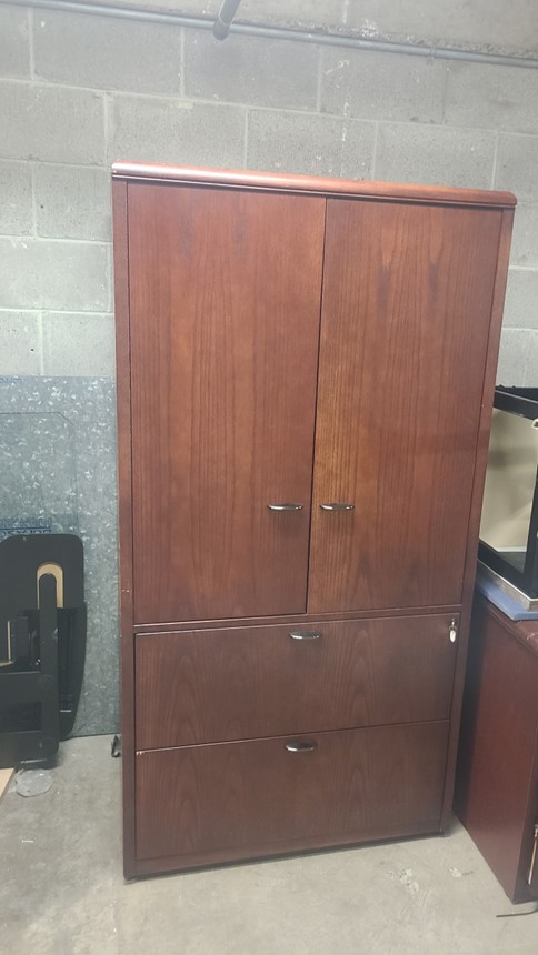 Armoire A/V en bois (2' de profondeur x 3' de largeur x 69" de hauteur)
