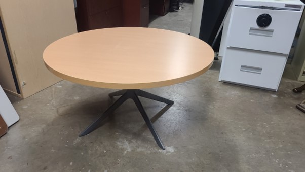 Table ronde (circonférence de 3' x hauteur de 19")