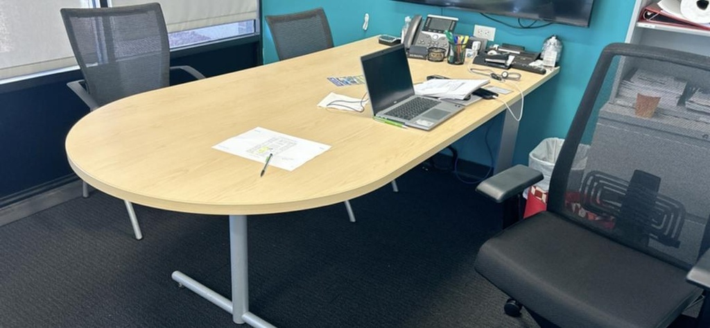 Huddle Table