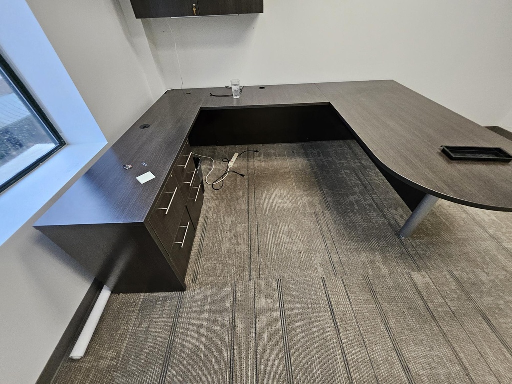U-shape Desk w/ Overhead