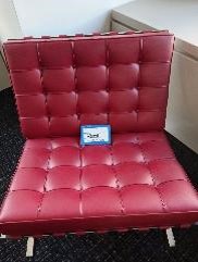 赤い革張りのソファ | Red Leather Sofa