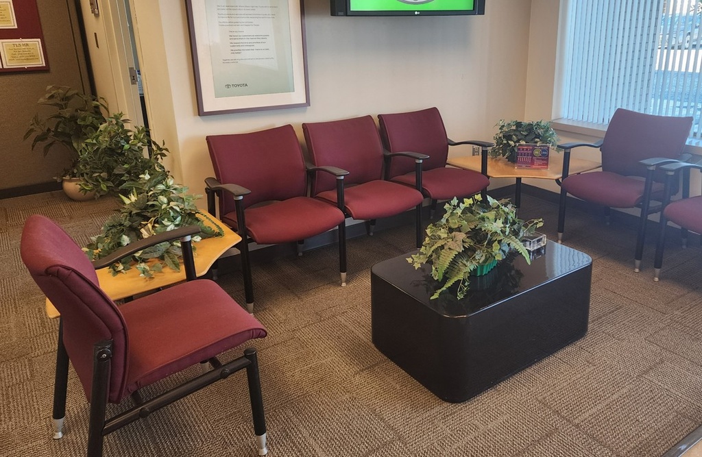 Lobby Setup - 5 Connected Chairs with Tables in Corners (1 Unit)