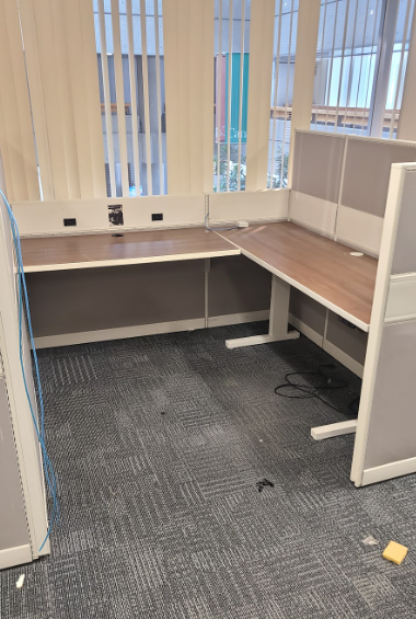 Cubicle with Height-adjustable table