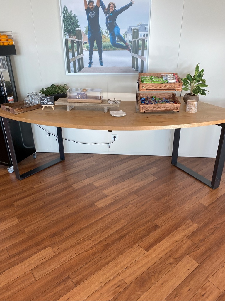 Pantry curve table 