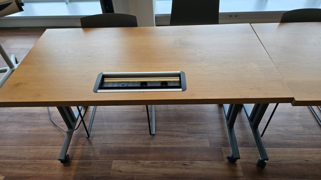 Event space table (with plugs)