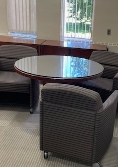 Round Table W/Glass Table Topper 