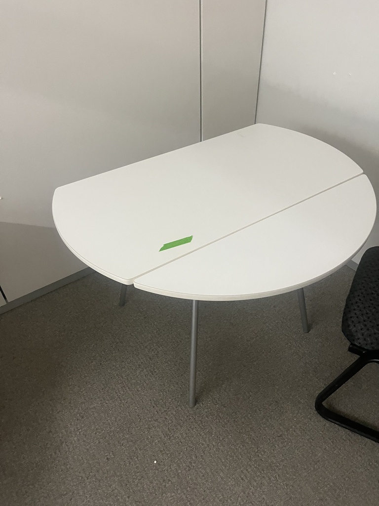 Round Table W/Collapsable Leafs *Poor Condition*