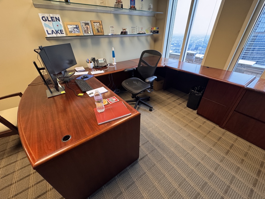U desk with bow