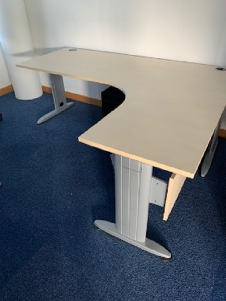 Corner free standing desk, 200cm x 160cm