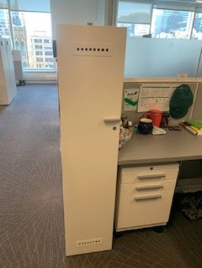 Left Facing Cubpoard / Penderie gauche