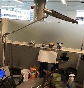 Desk Lamp / Lampe de bureau