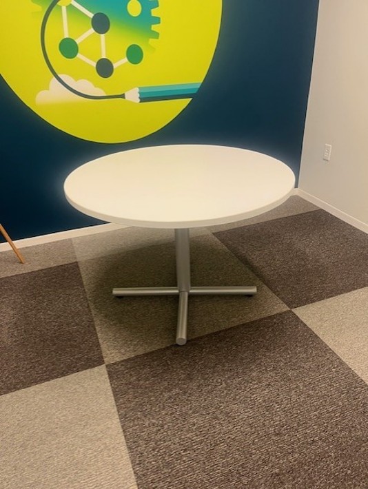 ROUND TABLE-WHITE W/ STAR BASE