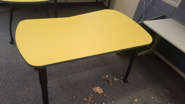 Tables en forme de rein sur roulettes