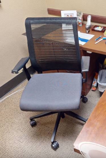 Task chair with arms