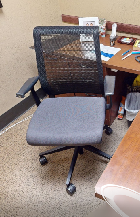 Task chair with arms