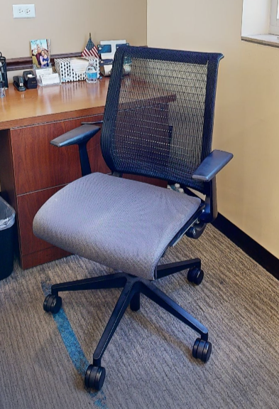 Task chair with arms