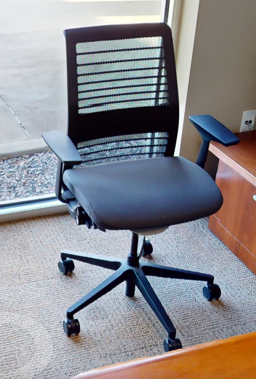 Task chair with arms