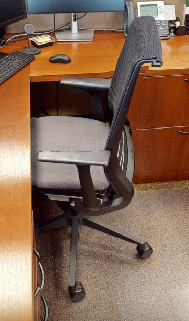Task chair with arms