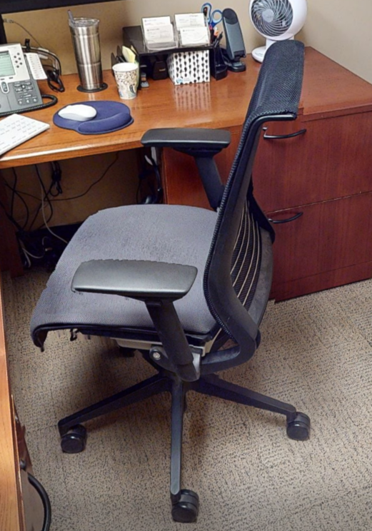 Task chair with arms