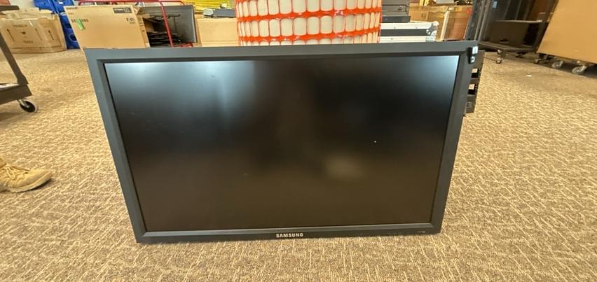 TV #32 - Samsung - Diag 46" / W 5"