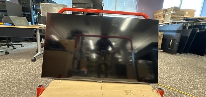 TV #34 - Samsung - Diag {49(1/2)"} x W {4"}