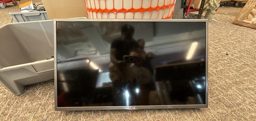 TV #47 - LG - Diag {32"} x W {2"}