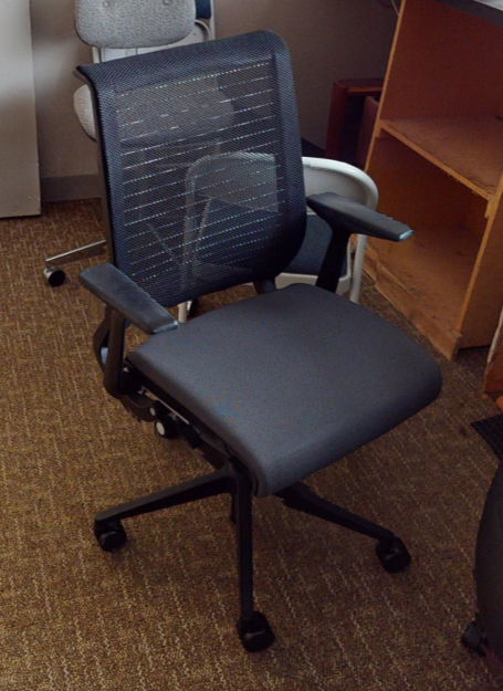 Task chair with arms