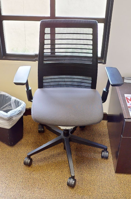 Task chair with arms