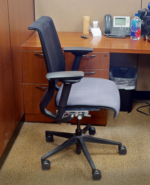Task chair with arms