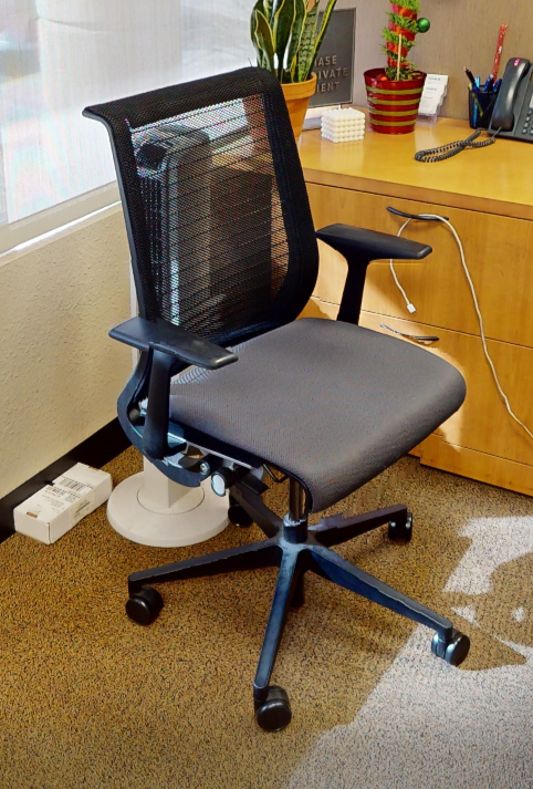 Task chair with arms