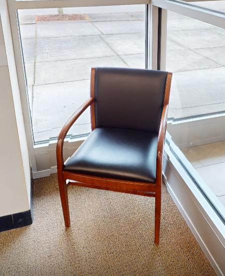 Black guest chair with arms