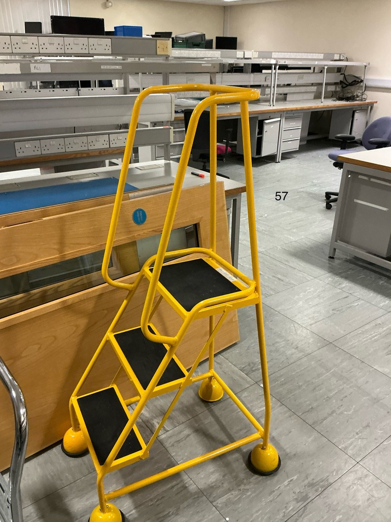 Portable steps yellow 